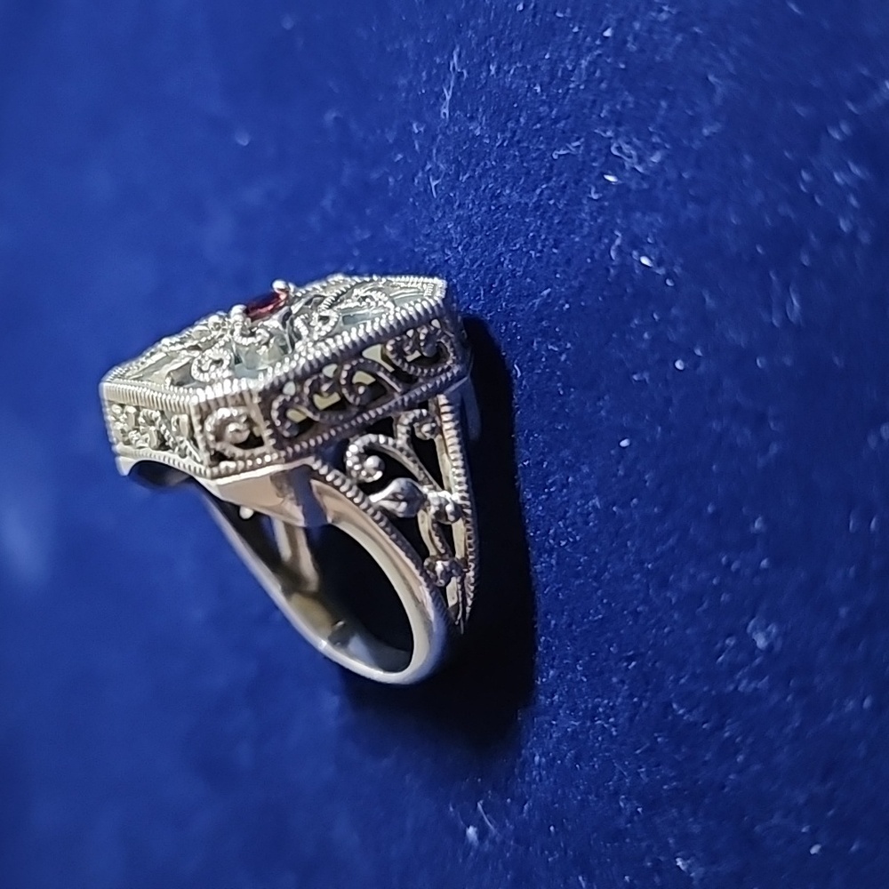 Elegant Silver and Red Gemstone Ring - Picture 3 of 6